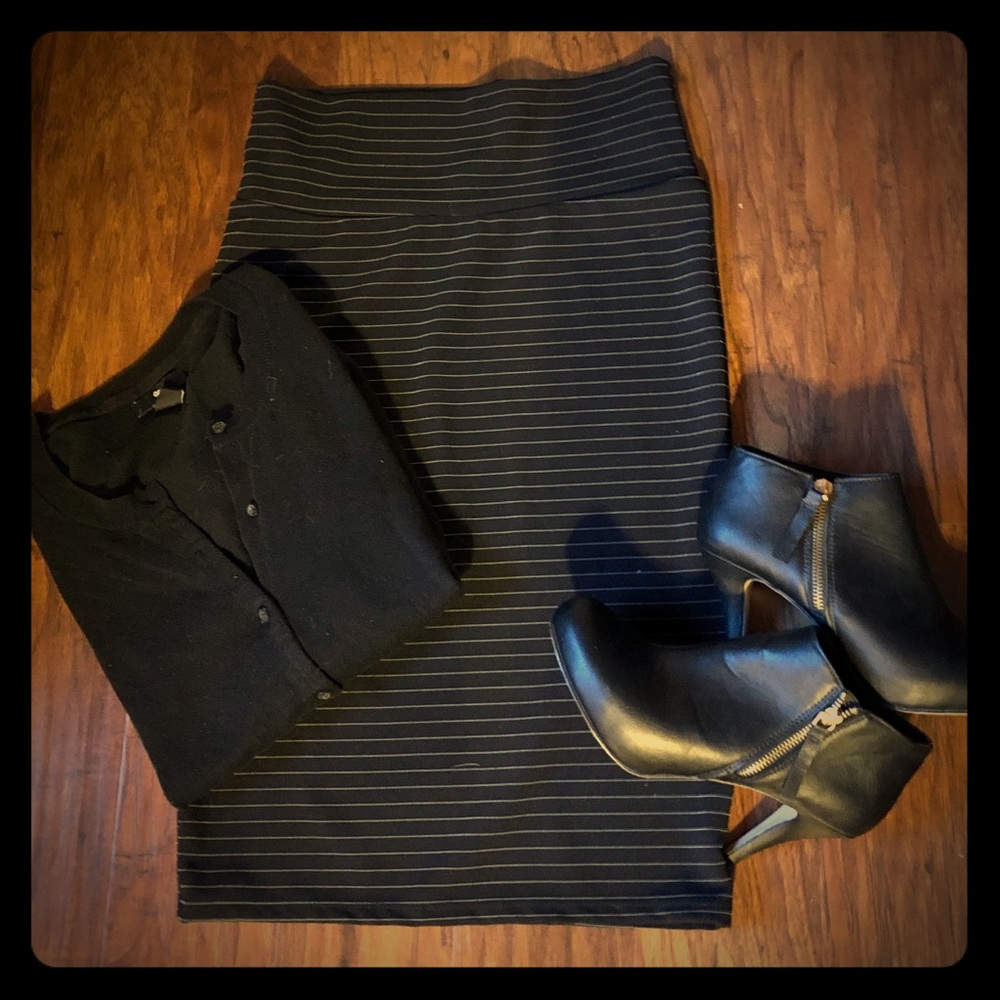 *LulaRoe* Black/White Pinstriped Cassie - Size S/6